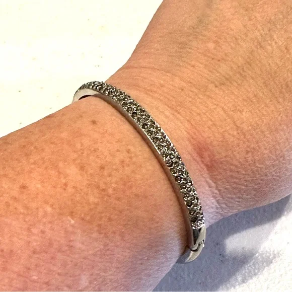 New Bracelet- made with Swarovski elements/ crystals- silver hinged bangle - Picture 3 of 15